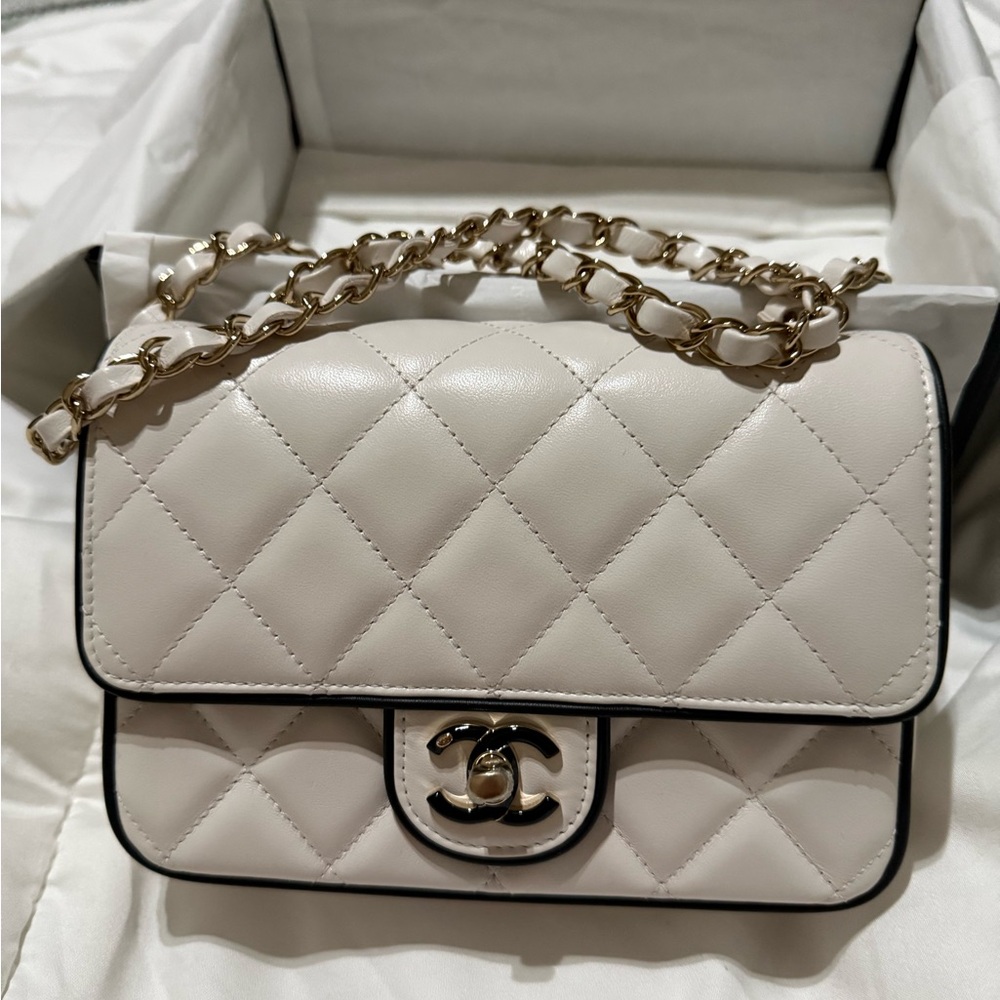 CHANEl White Leather Shoulder/Crossbody Bag - Picture 7 of 8